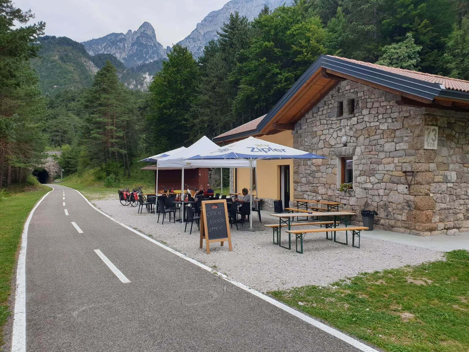Gemütliches Café am Radweg in den Bergen, idealer Rastplatz für Radfahrer und Naturfreunde.